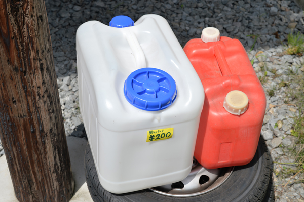 水タンクの蛇口は、タンクのキャップの裏に付属してました。 無駄な買い物に、ダメージが大きい。